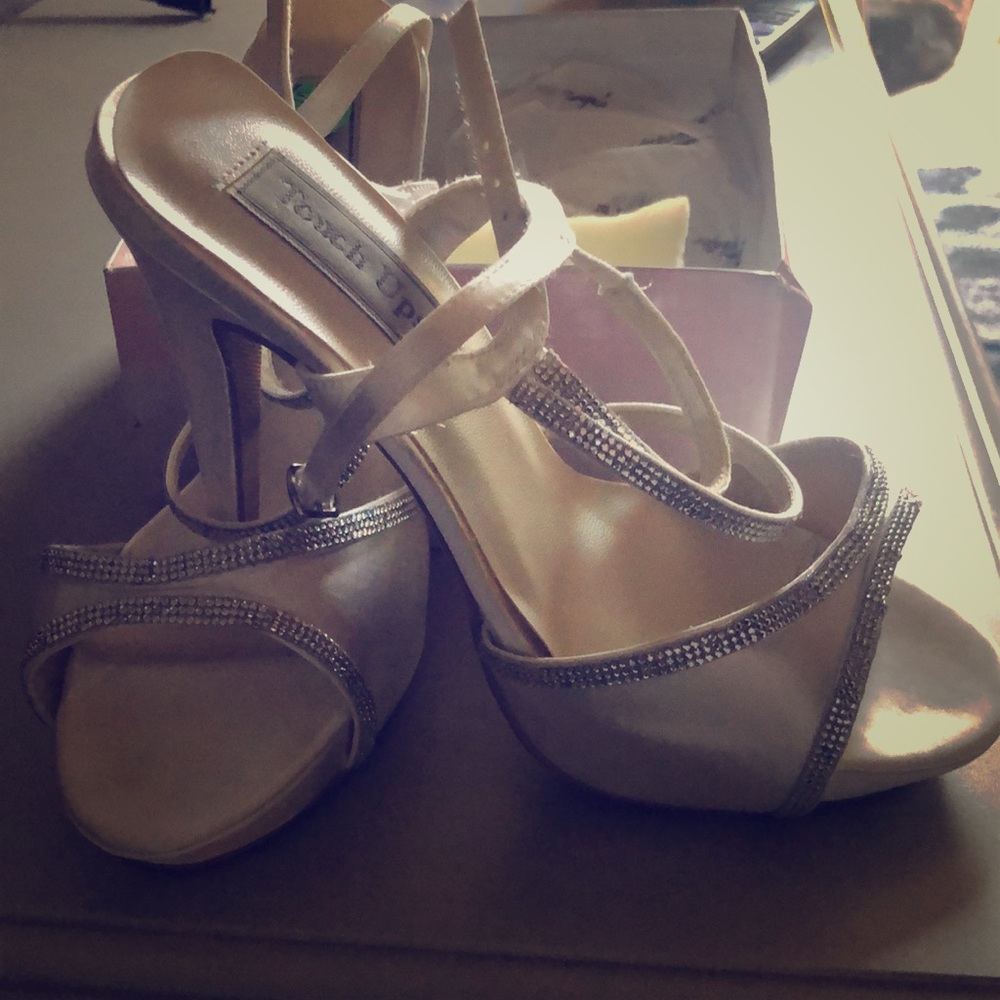 Stable satin shoes